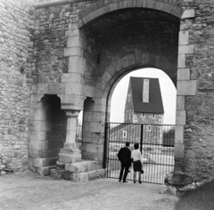 Magyarország, budai Vár, Budapest I., Újvilág-kert, a kapun túl a Déli nagy rondella és kaputornya., 1967, Szalay Zoltán, Budapest, Fortepan #198391