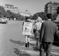 Bulgária, Szófia, Felszabadító cár körút, balra a Szófiai Egyetem, jobbra a "Felszabadító cár" lovasszobra. A felvétel a IX. VIT (Világifjúsági Találkozó) idején készült., 1968, Szalay Zoltán, Fortepan #198415