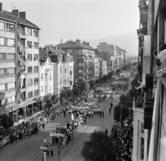 Bulgária, Szófia, Vitosa sugárút, a résztvevők a IX. Világifjúsági Találkozó (VIT) nyitó ünnepségére vonulnak a Levszki Stadionba., 1968, Szalay Zoltán, Fortepan #198438