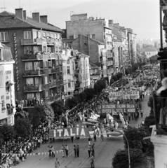 Bulgária, Szófia, Vitosa sugárút, a résztvevők a IX. Világifjúsági Találkozó (VIT) nyitó ünnepségére vonulnak a Levszki Stadionba., 1968, Szalay Zoltán, Fortepan #198439