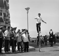 Bulgária, Szófia, a felvétel a IX. VIT (Világifjúsági Találkozó) idején készült., 1968, Szalay Zoltán, kakukktojás, mutatvány, képarány: négyzetes, egykerekű, fotózás, Fortepan #198445