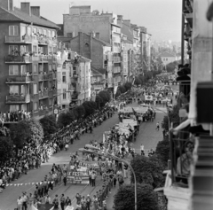 Bulgária, Szófia, Vitosa sugárút, a résztvevők a IX. Világifjúsági Találkozó (VIT) nyitó ünnepségére vonulnak a Levszki Stadionba., 1968, Szalay Zoltán, Fortepan #198450