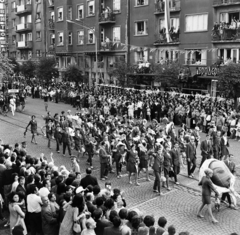 Bulgária, Szófia, Vitosa sugárút, a résztvevők a IX. Világifjúsági Találkozó (VIT) nyitó ünnepségére vonulnak a Levszki Stadionba., 1968, Szalay Zoltán, Fortepan #198466