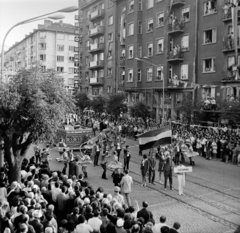 Bulgária, Szófia, Vitosa sugárút, a résztvevők a IX. Világifjúsági Találkozó (VIT) nyitó ünnepségére vonulnak a Levszki Stadionba., 1968, Szalay Zoltán, Fortepan #198467