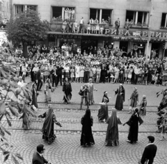 Bulgária, Szófia, Vitosa sugárút, a résztvevők a IX. Világifjúsági Találkozó (VIT) nyitó ünnepségére vonulnak a Levszki Stadionba., 1968, Szalay Zoltán, Fortepan #198469