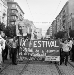 Bulgária, Szófia, Vitosa sugárút, a résztvevők a IX. Világifjúsági Találkozó (VIT) nyitó ünnepségére vonulnak a Levszki Stadionba., 1968, Szalay Zoltán, Fortepan #198472