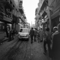 Egyiptom, Kairó, Muizz utca (Al-Muizz li-Din Allah al-Fatimi Street). Háttérben az al-Ghuriya (Sultan Al-Ghuri Complex) minaretje., 1969, Szalay Zoltán, Fortepan #198485