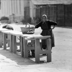 1971, Szalay Zoltán, old person, akimbo, market, basket, Fortepan #198488