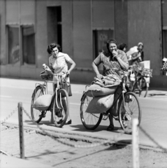 1971, Szalay Zoltán, bicycle, women, sack, carrying loads, Fortepan #198490