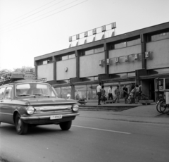 Magyarország, Tiszafüred, Fő utca, Tisza II. áruház., 1975, Szalay Zoltán, rendszám, Zaporozsec-márka, Fortepan #198493