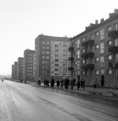 Magyarország, Uránváros, Pécs, az Esztergár Lajos utcán keletre nézve, jobbra a 11. számú ház és a Bánki Donát út torkolata., 1967, Szalay Zoltán, Fortepan #198496