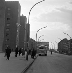 Magyarország, Uránváros, Pécs, Esztergár Lajos utca (39-es dandár út), távolban a Mecseki Ércbánya Vállalat irodaháza., 1967, Szalay Zoltán, autóbusz, Ikarus-márka, Fortepan #198511