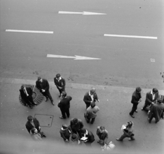 Magyarország, Budapest V., seftelők (engedély nélküli üzletelők) a Károly (Tanács) körút 24., a Bizományi Áruház Vállalat Műszaki Boltja előtt., 1965, Szalay Zoltán, Budapest, madártávlat, felülnézet, Fortepan #198527