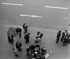 Magyarország, Budapest V., seftelők (engedély nélküli üzletelők) a Károly (Tanács) körút 24., a Bizományi Áruház Vállalat Műszaki Boltja előtt., 1965, Szalay Zoltán, Budapest, Best of, madártávlat, felülnézet, Fortepan #198528