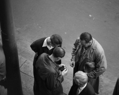 Magyarország, Budapest V., seftelők (engedély nélküli üzletelők) a Károly (Tanács) körút 24., a Bizományi Áruház Vállalat Műszaki Boltja előtt., 1965, Szalay Zoltán, Budapest, madártávlat, Fortepan #198535