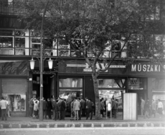 Magyarország, Budapest V., seftelők (engedély nélküli üzletelők) a Károly (Tanács) körút 24., a Bizományi Áruház Vállalat Műszaki Boltja előtt., 1965, Szalay Zoltán, Budapest, Bizományi Áruház Vállalat, Fortepan #198538