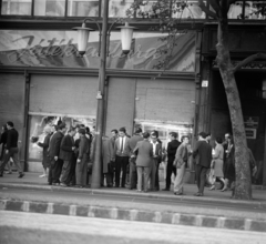 Magyarország, Budapest V., seftelők (engedély nélküli üzletelők) a Károly (Tanács) körút 24., a Bizományi Áruház Vállalat Műszaki Boltja előtt., 1965, Szalay Zoltán, Budapest, játékbolt, Fortepan #198541