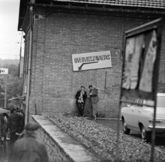 Magyarország, Diósgyőr, Miskolc, diósgyőr-vasgyári kolónia, Konzum áruház., 1968, Szalay Zoltán, üvegvisszaváltás, Opel Rekord A, Fortepan #198553