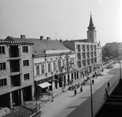 Magyarország, Hódmezővásárhely, kilátás az Andrássy (Lenin) út 6. számú házból a Szentháromság-templom felé., 1965, Szalay Zoltán, madártávlat, kerékpár, Fortepan #198589