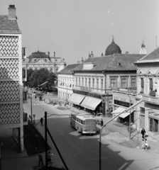 Magyarország, Hódmezővásárhely, kilátás az Andrássy (Lenin)út 6. számú házból a Kossuth tér, a Béke Szálló (eredetileg és ma Fekete Sas) felé, jobbra a Nagytakarék épületének kupolája., 1965, Szalay Zoltán, autóbusz, napellenző, madártávlat, kupola, gyalogátkelő, kerékpár, Fortepan #198590