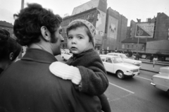 Hungary, Budapest VIII., Blaha Lujza tér, a felvétel a 7-es busz megállójában készült, szemben jobbra a Rákóczi út 42. üres telek az Akácfa utca sarkán., 1972, Szalay Zoltán, Budapest, poster, firewall, hold in arms, looking back, Fortepan #198615