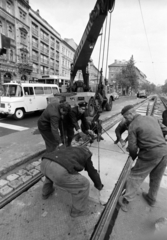 Magyarország, Budapest VIII., József körút, vágányfelújítási munka a Baross utca és a Rákóczi tér közötti szakaszon, a daru takarásában a Rökk Szilárd (Somogyi Béla) utca torkolata., 1973, Szalay Zoltán, Budapest, Fortepan #198632