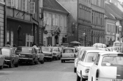 Magyarország, budai Vár, Budapest I., az Országház utca házsora a Szentháromság tér és a Dárda utca között, középen a Fekete Holló Vendéglő., 1980, Szalay Zoltán, Budapest, Fortepan #198673