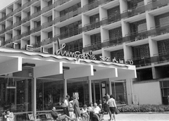 Magyarország,Balaton, Siófok, Petőfi sétány, Hotel Hungária., 1968, Gyöngyi, életkép, neonreklám, Fortepan #1987