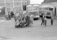 Magyarország,Balaton, Tihany, Mádl Ferenc tér (Posta köz), Mozi (később Művelődési Ház)., 1959, Fortepan, autóbusz, magyar gyártmány, csoportkép, Ikarus-márka, Ikarus 31/311, Ikarus 620/630, Fortepan #19877