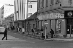 Magyarország, Pápa, Kossuth Lajos utca, szemben a Petőfi mozi a Deák Ferenc utcában., 1975, Szalay Zoltán, járókelő, mozi, Fortepan #198819