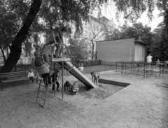 Magyarország, Budapest XI., Ménesi út, háttérben a 11-13. számú épület az Eötvös József Collégium., 1980, Szalay Zoltán, Budapest, Fortepan #198829