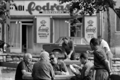 Magyarország, Budapest I., kis tér a Zsolt utca - Aladár (Asztalos János) utca találkozásánál, a háttérben fodrászüzlet az Aladár utca 16. számú házban., 1975, Szalay Zoltán, Budapest, Fortepan #198836