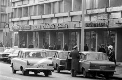 Magyarország, Debrecen, a Csapó utca 4-16. számú sorház., 1974, Szalay Zoltán, Moszkvics 412, rendszám, Fortepan #198880