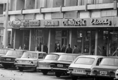 Magyarország, Debrecen, a Csapó utca 4-16. számú sorház., 1974, Szalay Zoltán, Renault 16, Zaporozsec-márka, rendszám, VAZ 2101, Csemege vállalat, Trabant 601, Fortepan #198881