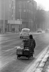 Magyarország, Debrecen, Csapó utca a Piac utca (Vörös Hadsereg útja) irányába nézve, balra középen a Burgundia utca torkolata., 1974, Szalay Zoltán, Volkswagen Bogár, Fortepan #198885