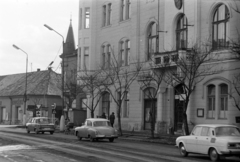 Szlovákia, Léva, Kossuth Lajos tér (Námestie hrdinov), jobbra a Városháza, mellette balra a Bástya utca (ulica Na Bašte) torkolata., 1975, Szalay Zoltán, Csehszlovákia, rendszám, Skoda 1000 MB, Wartburg 311/312, Skoda 100, Fortepan #198906