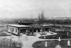 Szlovákia, Poprád, Husz park, Liget kávéház. Háttérben a Magas Tátra., 1900, Fortepan, kávéház, szoborpark, Tátra hegység, Husz Dávid-terv, Fortepan #19897