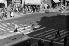 Hungary, Budapest V., Ferenciek tere (Felszabadulás tér), szemben balra a Petőfi Sándor utca - Kossuth Lajos utca sarkán álló épület., 1972, Szalay Zoltán, Budapest, crosswalk, Fortepan #198976