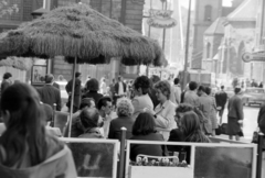 Hungary, Budapest V., Ferenciek tere (Felszabadulás tér) az Egyetem eszpresszó terasza, háttérben a Szabad Sajtó út és a Belvárosi templom., 1972, Szalay Zoltán, Budapest, Fortepan #198978