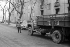 Magyarország, Budapest XIII., Dagály utca a Népfürdő utca felé nézve., 1973, Szalay Zoltán, Budapest, Moszkvics 412, ZiL-130, TEFU-szervezet, igazoltatás, Fortepan #199027