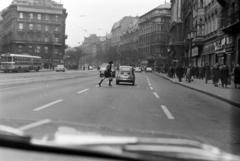 Hungary, Budapest VIII., Erzsébet (Lenin) körút a Rákóczi út felől nézve. Jobbra a Hungária (korábban és ma New York) kávéház és a Hiradó mozi, balra a Kertész utca torkolata a Dohány utcánál., 1972, Szalay Zoltán, Budapest, Fortepan #199041