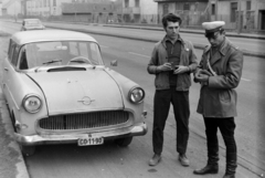 Hungary, Budapest XI., Budaőrsi út, közúti ellenőrzés a Zólyom köz közelében.
, 1972, Szalay Zoltán, chauffeur, cop, identity check, automobile, number plate, Budapest, Fortepan #199044