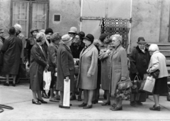 Magyarország, Budapest VI., a Paulay Ede utca 33. számú ház udvara, 1900-1930 között divatban lévő ruhák, kiegészítők felvásárlása a Thália Színház, Bal négyes páholy című új darabjához. A felhívásra érkezők., 1977, Szalay Zoltán, Budapest, Fortepan #199078