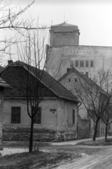 Hungary, Szeged, Pásztor utca - Szent Antal utca sarok, háttérben a Tisza malom., 1976, Szalay Zoltán, Fortepan #199118