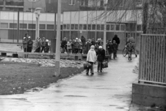 Hungary, Szeged, Csongor tér, háttérben a SZETÁV mára elbontott épülete, és az Erős János utca házai., 1976, Szalay Zoltán, Fortepan #199120