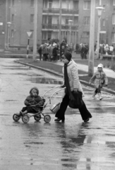 Hungary, Szeged, Csongor tér, háttérben a SZETÁV mára elbontott épülete, és az Erős János utca házai., 1976, Szalay Zoltán, puddle, dinner pail, baby carriage, walk, Fortepan #199121