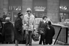 Magyarország, Budapest VIII., Blaha Lujza tér, az aluljáró kijárata, háttérben a József körút 2. számú ház., 1974, Szalay Zoltán, Budapest, Fortepan #199218