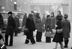 Magyarország, Budapest VIII., Blaha Lujza tér, háttérben a Rákóczi út - Erzsébet (Lenin) körút sarok., 1974, Szalay Zoltán, Budapest, Fortepan #199222