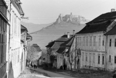 Szlovákia, Szepesváralja, Szepeshely (ekkor önálló, ma a város része), a kanonoksor végénél az Alsó (keleti) kapu (Dolná (východná) brána). Kilátás Szepes vára felé., 1970, Szalay Zoltán, Fortepan #199226