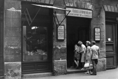 Magyarország, Budapest VIII., Bródy Sándor utca 40., a Fővárosi Sütőipari Vállalat szaküzlete., 1970, Szalay Zoltán, Budapest, sorbanállás, pékség, Fortepan #199232